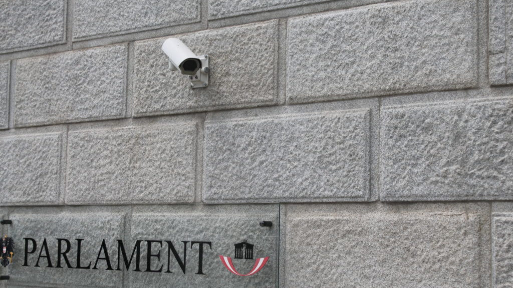 Überwachungskamera an Parlamentsgebäude